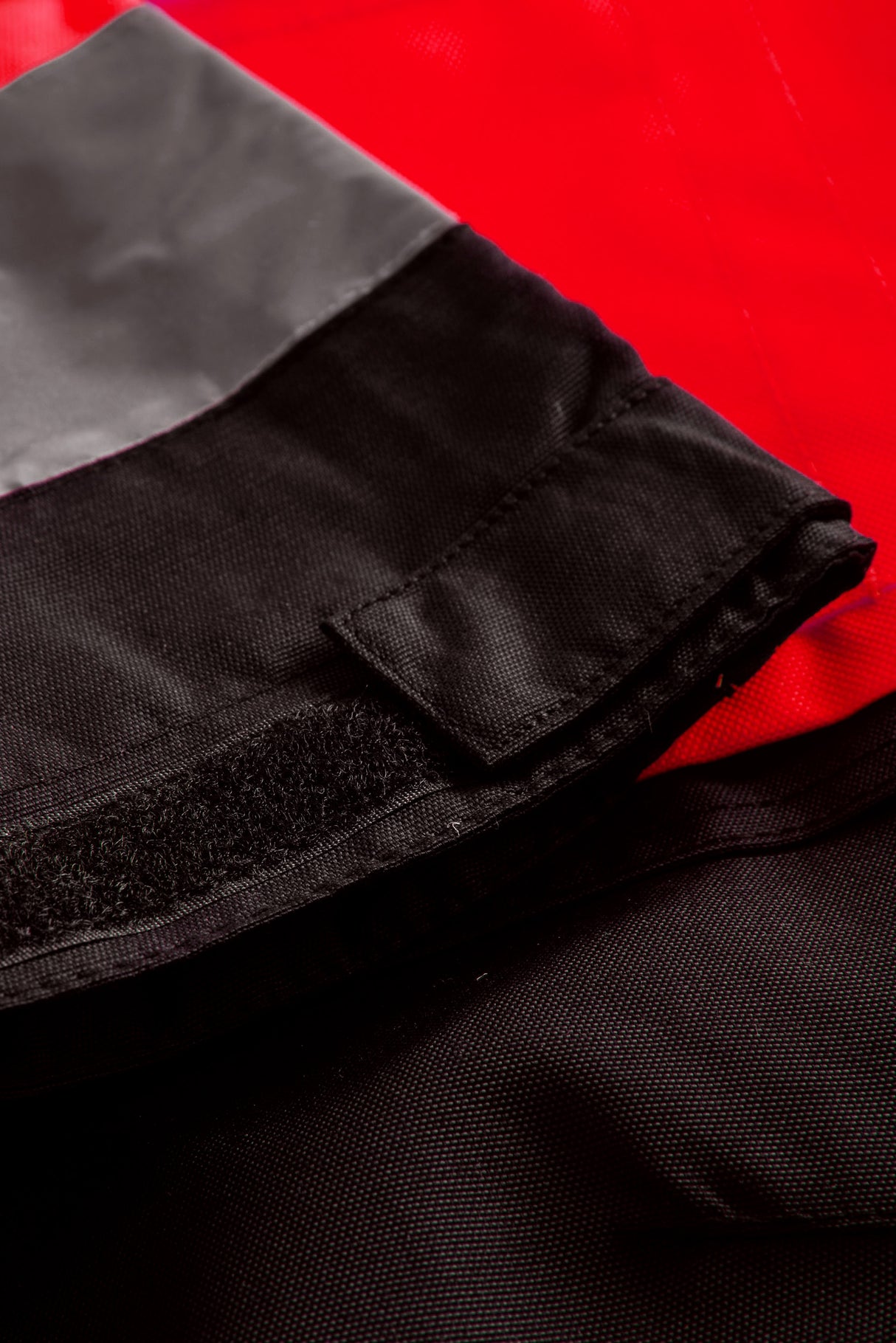 Åndbare Hi-Vis skalbukser i robust og slidstærk håndværker kvalitet - Hi-Vis Rød / Sort