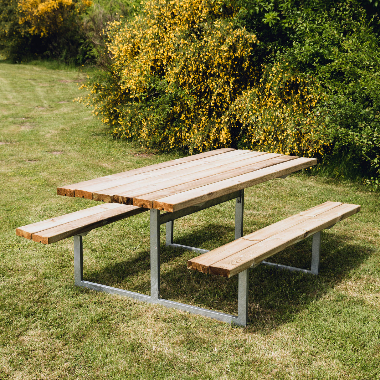 Bord-/bænkesæt "YDUN" trykimprægneret og galv. stel uden ryg 175 x 140 cm