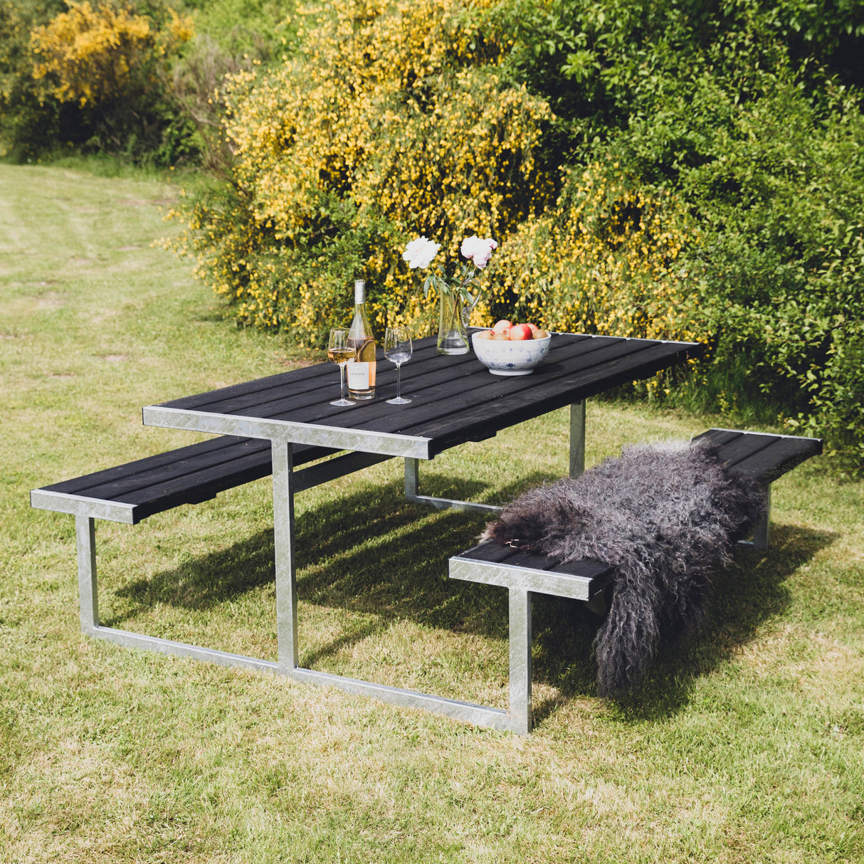 Bord-/bænkesæt "LOKE" sort grundmalet og galv. stel uden ryg 180 x 185 cm