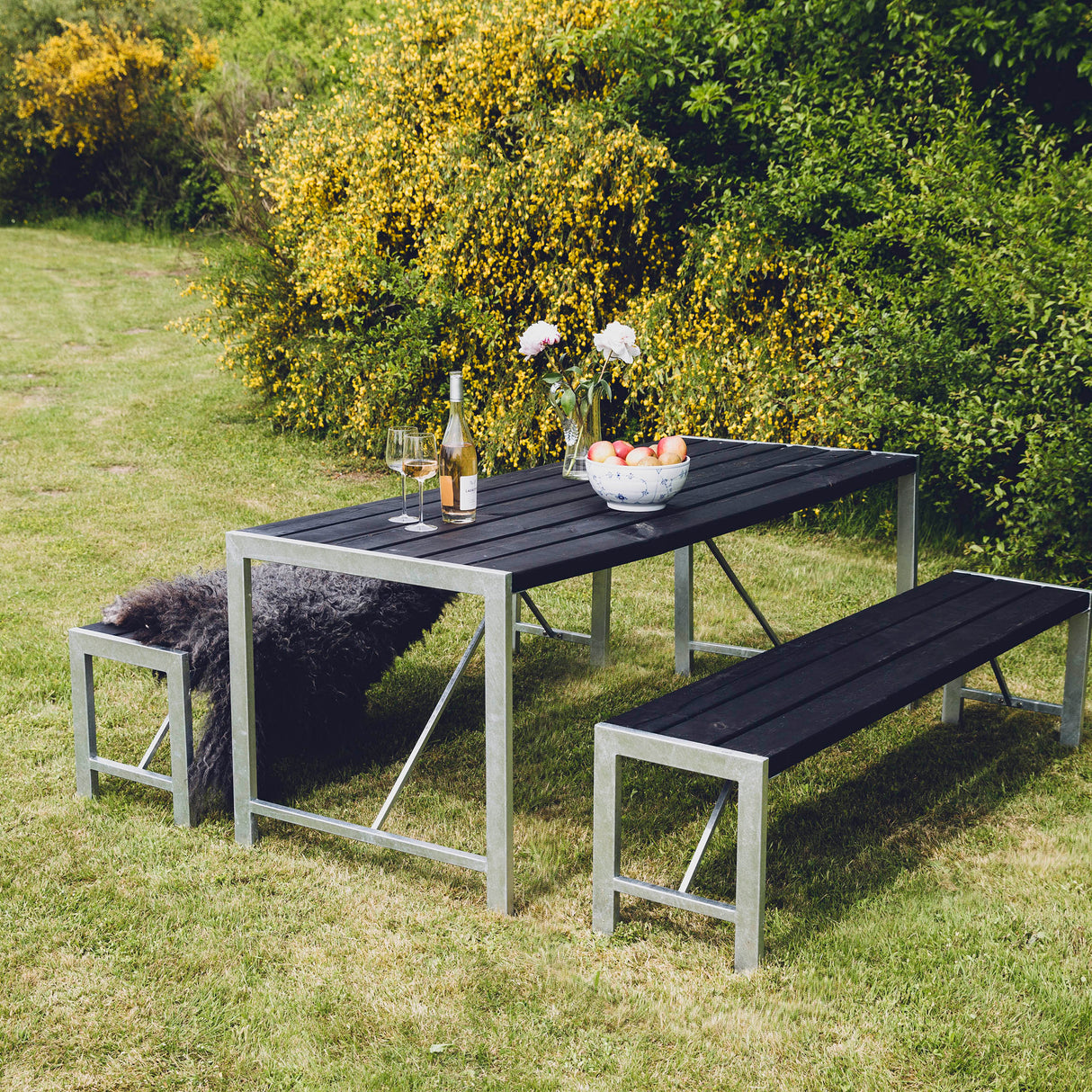 Bord og 2 bænke H-model sort grundmalet og galv. Stel