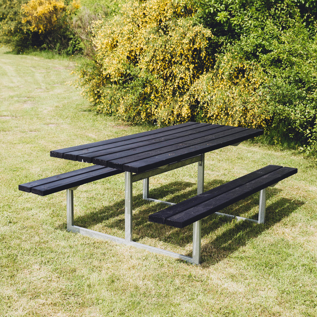 Bord-/bænkesæt "FRIGG" sort grundmalet og galv. stel uden ryg 175 x 140 cm