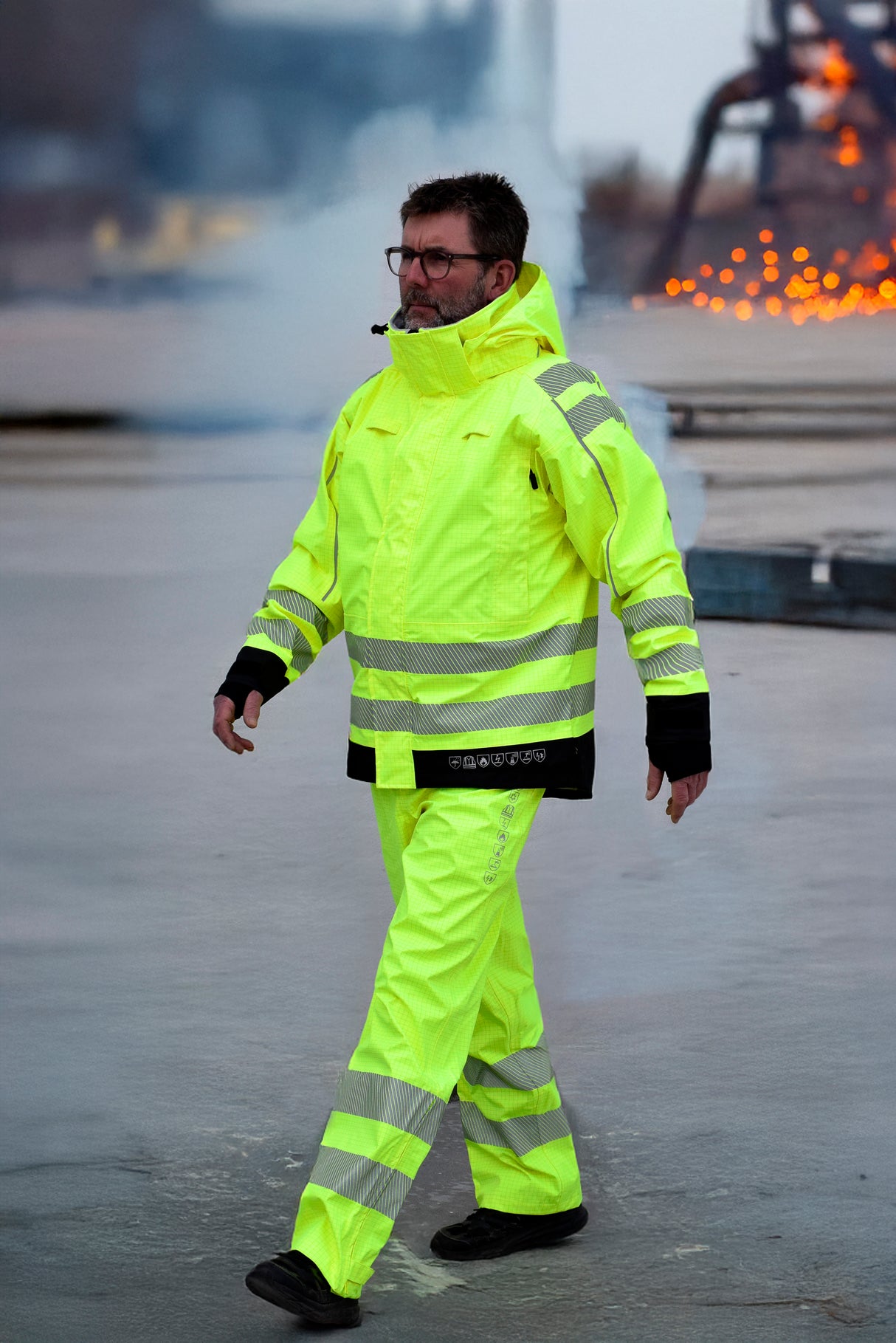 Multinorm Hi-Vis jakke i kraftig rivfast kvalitet - Saturn Gul / Sort