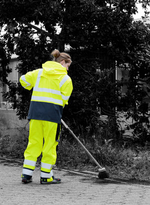 Brandhæmmende Hi-Vis regnjakke i kraftig PU kvalitet til kvinder - Hi-Vis Rød / Navy