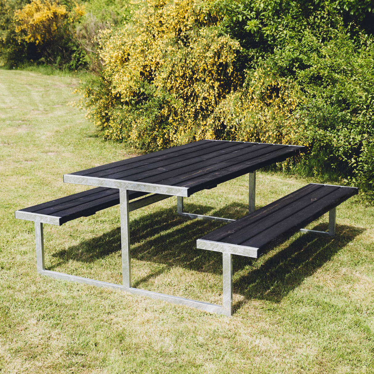 Bord-/bænkesæt "LOKE" sort grundmalet og galv. stel uden ryg 180 x 185 cm