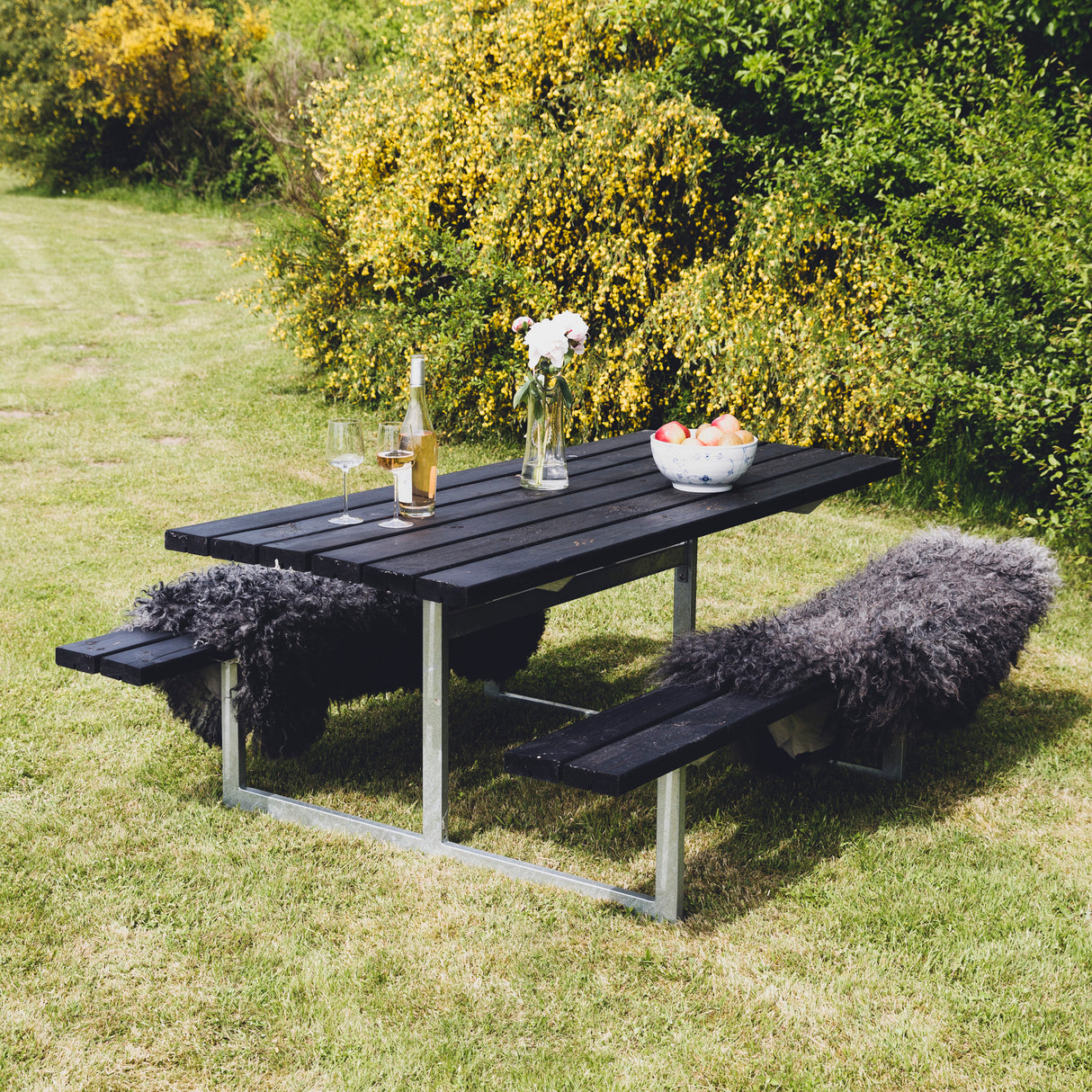 Bord-/bænkesæt "FRIGG" sort grundmalet og galv. stel uden ryg 175 x 140 cm
